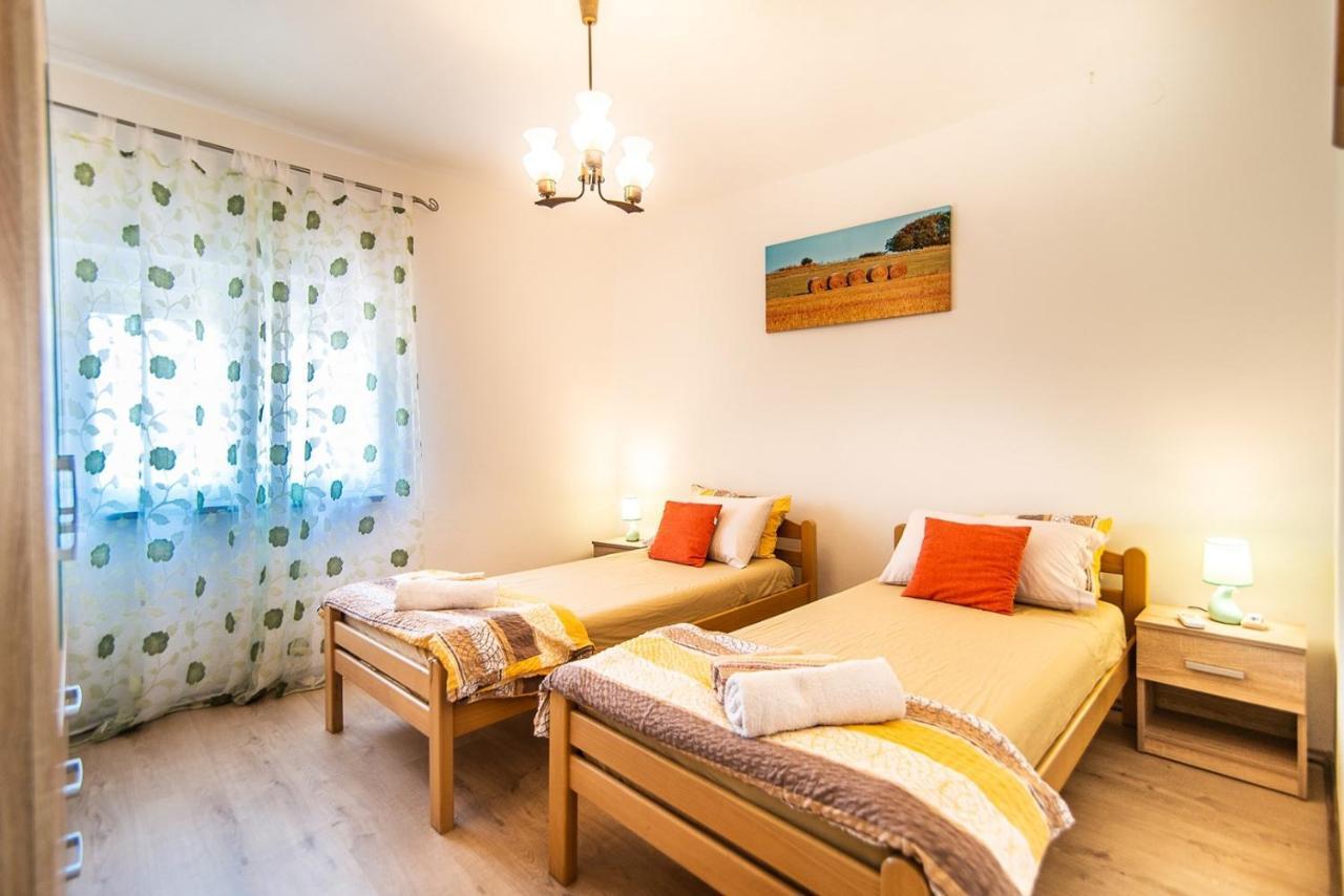 Villa Holiday House Vlahovich Tinjan Exterior foto